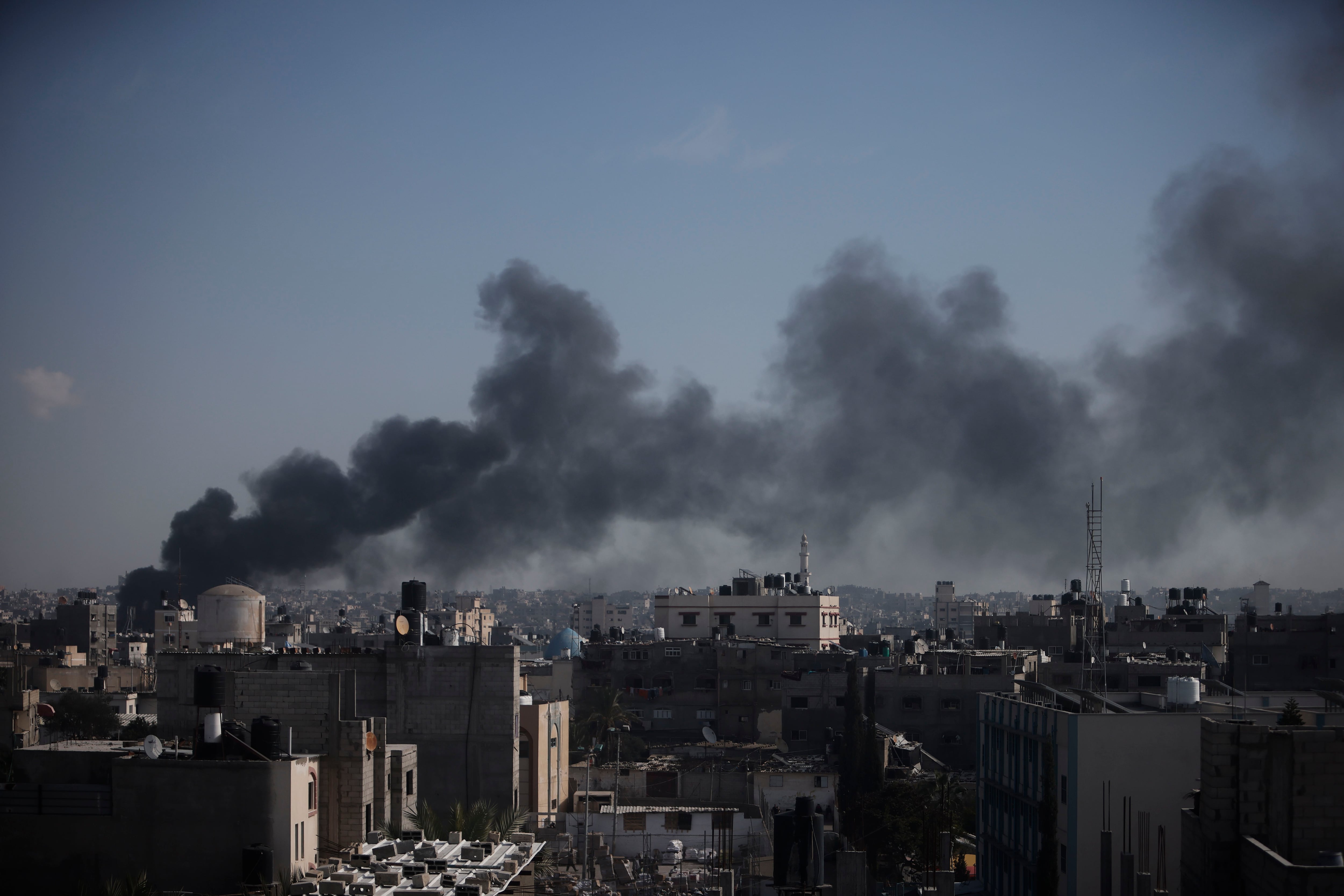 Columnas de humo se alzan luego de un ataque israelí en Jan Yunis, Franja de Gaza.