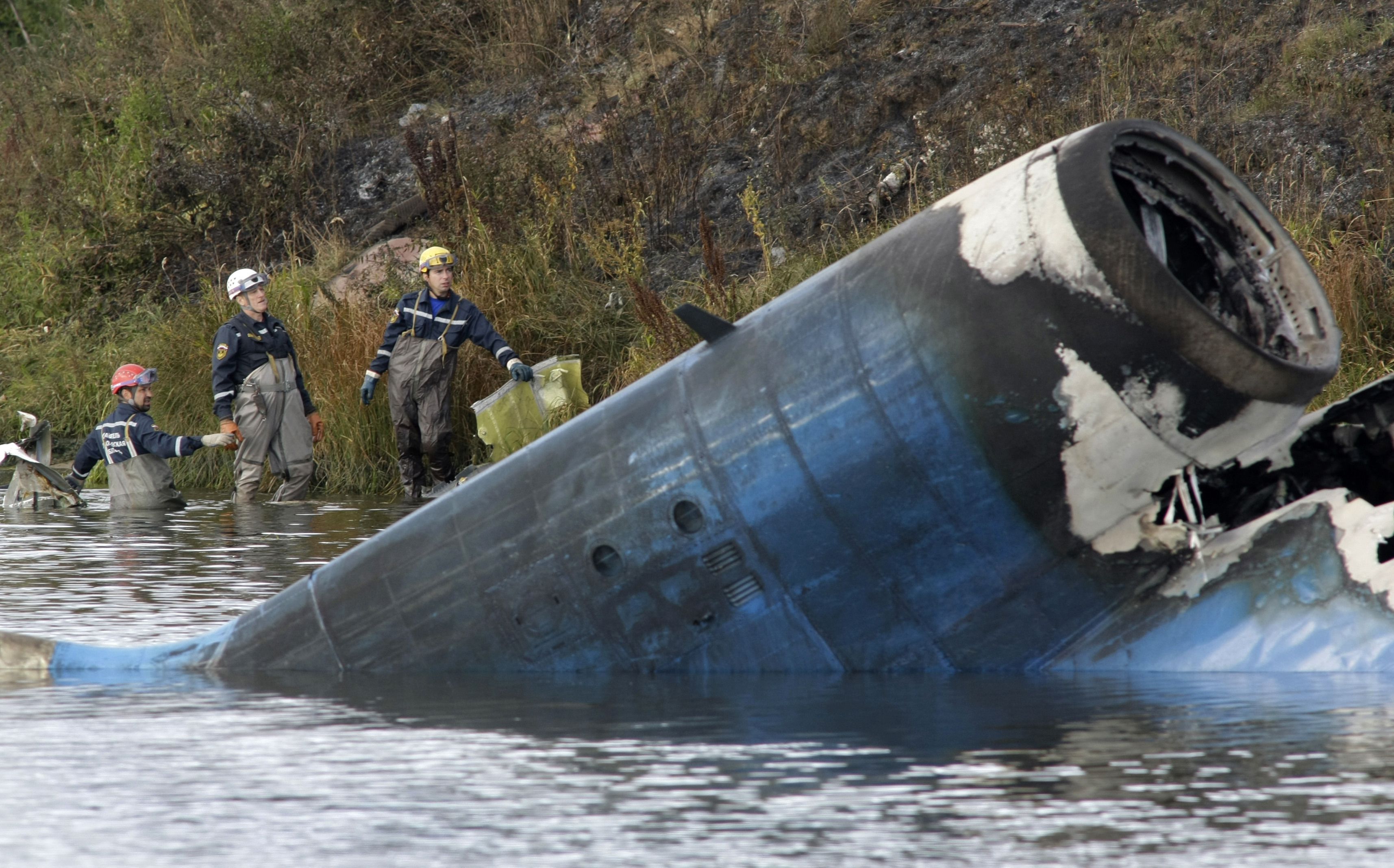 El 7 de septiembre del 2011, servicios de emergencia rescatan el jet Yak-42 ruso en la ciudad de Yaroslavl cerca de Moscú, Rusia. El jet trasnprotaba a integrantes del equipo de hockey de Lokomotiv. (AP Foto/Misha Japaridze, Archivo)