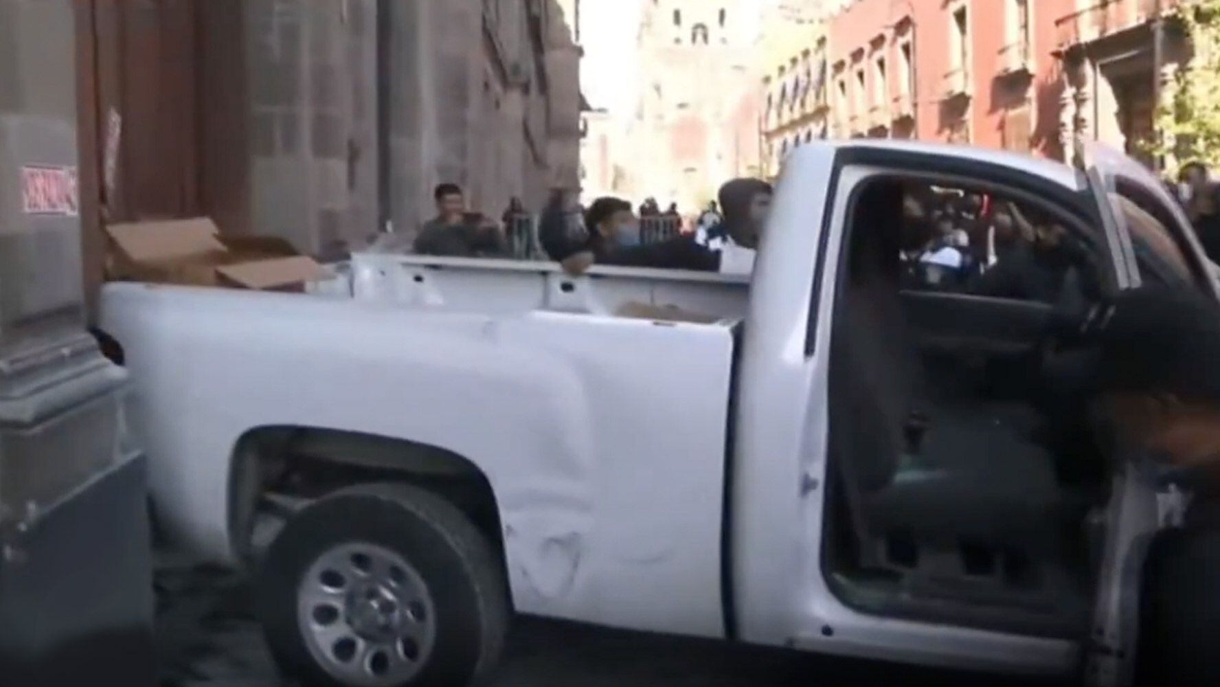 Un grupo de normalistas de Ayotzinapa estrelló una camioneta contra una puerta de Palacio Nacional.