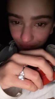 Rosalía mostró su anillo de compromiso en el video de 'Beso' (Foto: Instagram @rosalia.vt)