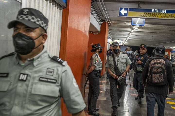 Miembros de la Guardia Nacional en la estación de metro Hidalgo de Ciudad de México.