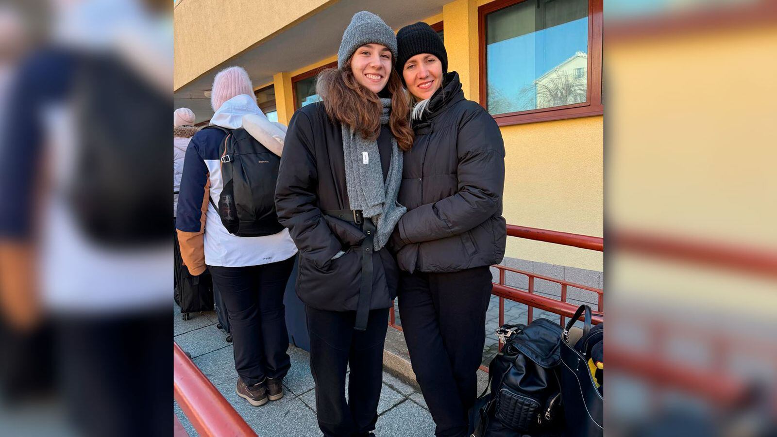 Oleva y su mamá antes de abordar el tren a Jarkov, Ucrania