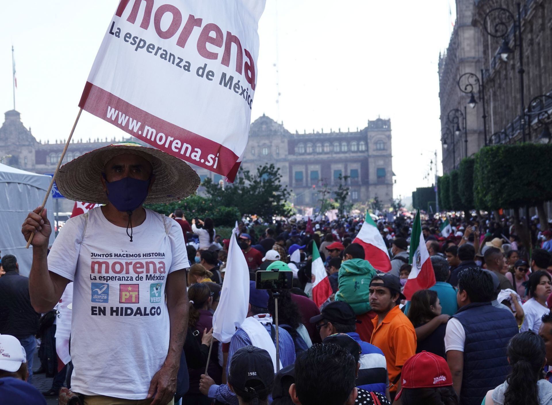 Marcha de AMLO: Miles de personas ‘atascan’ el Zócalo a la espera del mensaje presidencial