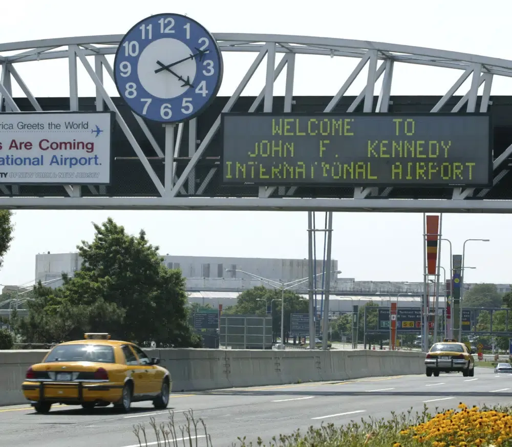 Uno de los aviones se preparaba para salir del Aeropuerto Internacional John F. Kennedy cuando recibió una llamada para cancelar el despegue. 