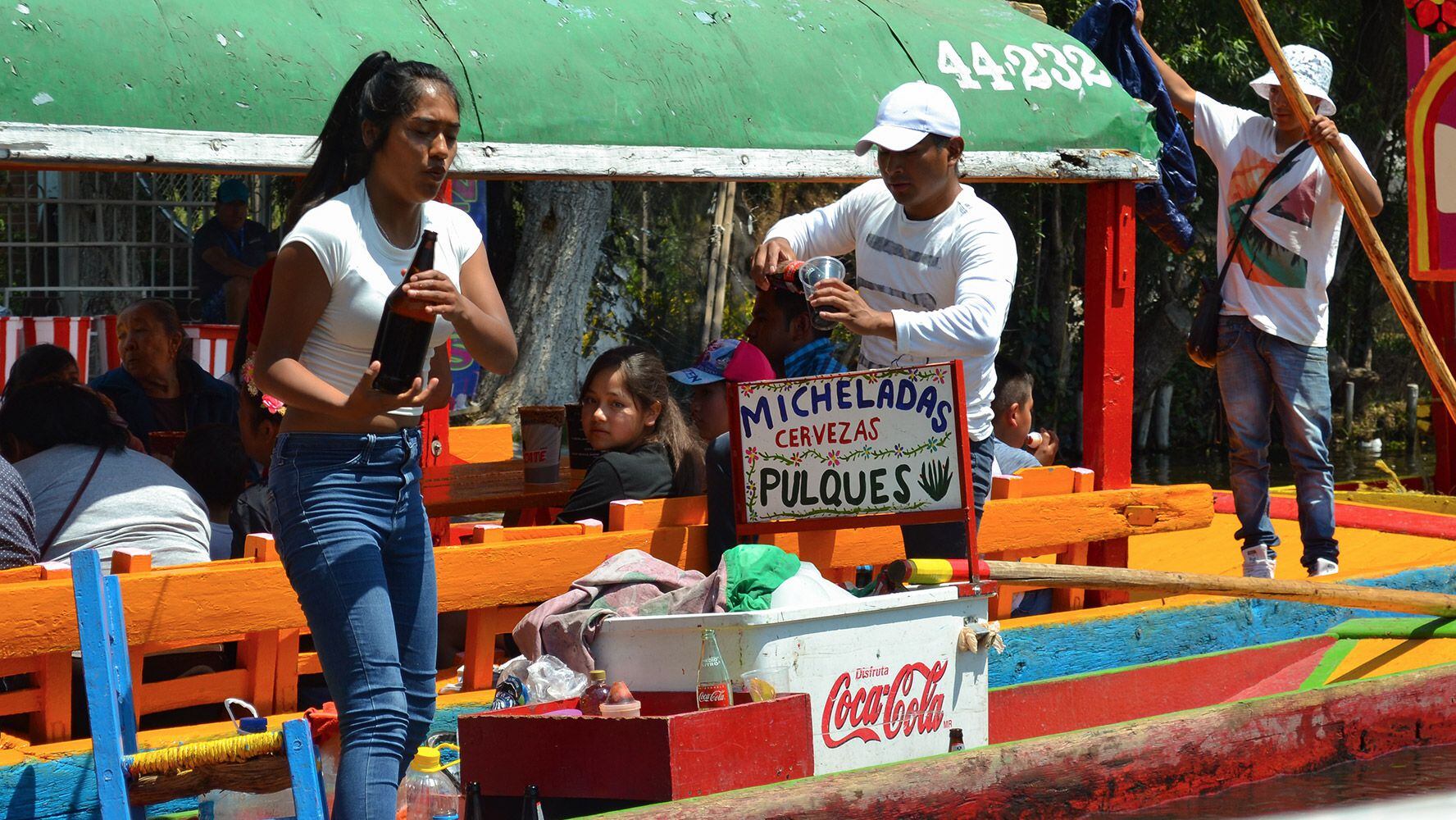 ¿Trajineras sin ‘chelas’? Estos son los lugares donde no pueden vender cerveza en Xochimilco