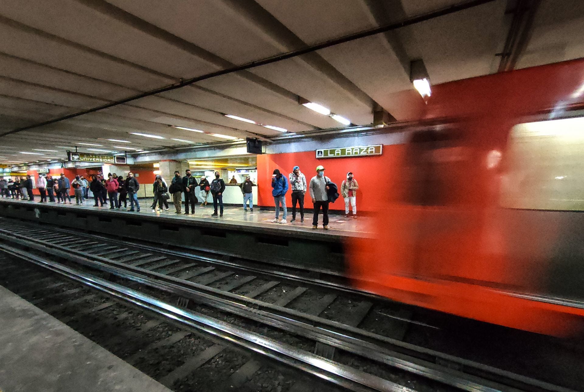 Usuarios a través de redes sociales expresaron su molestia debido a que la línea 3 registra por segundo día consecutivo retrasos superiores a los 10 minutos.