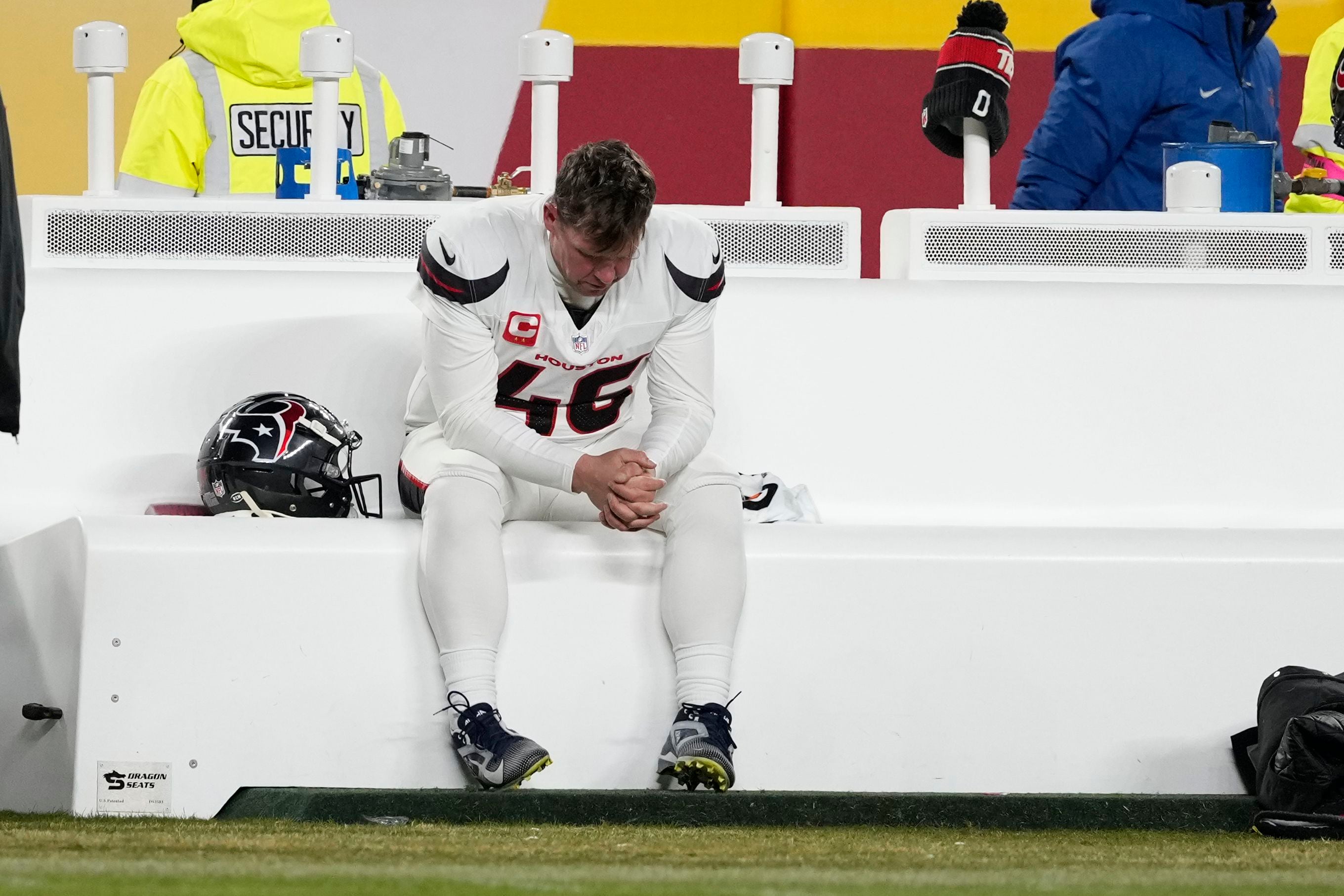 Jon Weeks, centro largo de los Texans de Houston, se lamenta por la derrota ante los Chiefs de Kansas City en los playoffs, el sábado 18 de enero de 2025 (AP Foto/Ed Zurga)