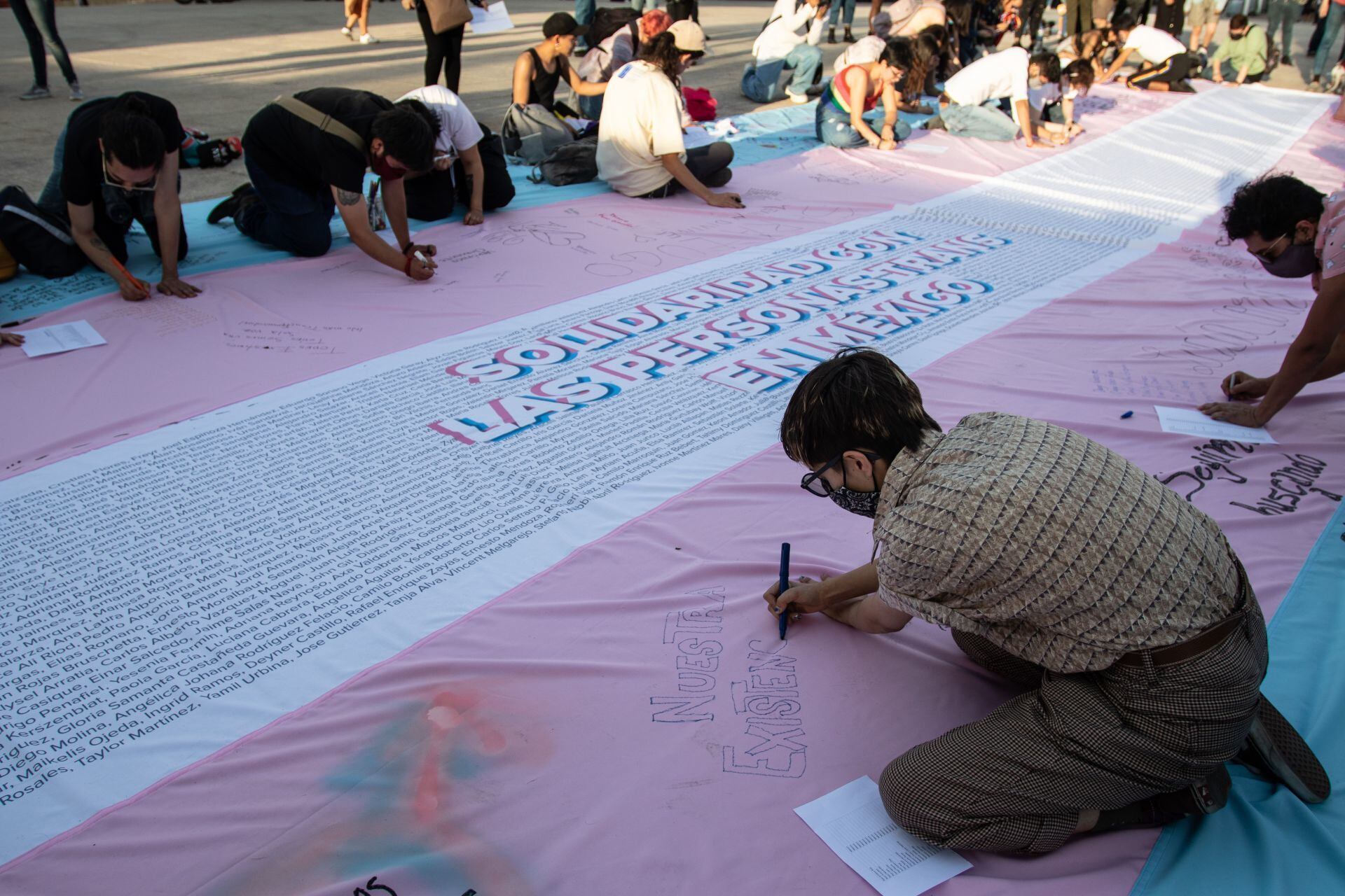 Día de la Visibilidad Trans: Despliegan megabandera trans en el Monumento a la Revolución