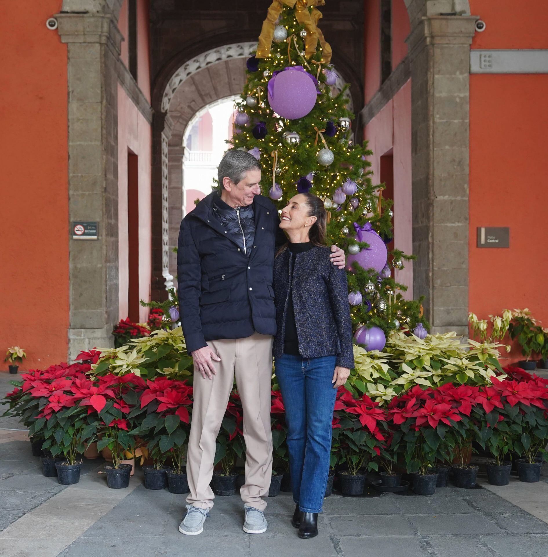 Claudia Sheinbaum, presidenta de México, en compañía de su esposo Jesús María Tarriba enviaron un mensaje de Navidad desde los pasillos de Palacio Nacional. (FOTO: PRESIDENCIA/CUARTOSCURO.COM).