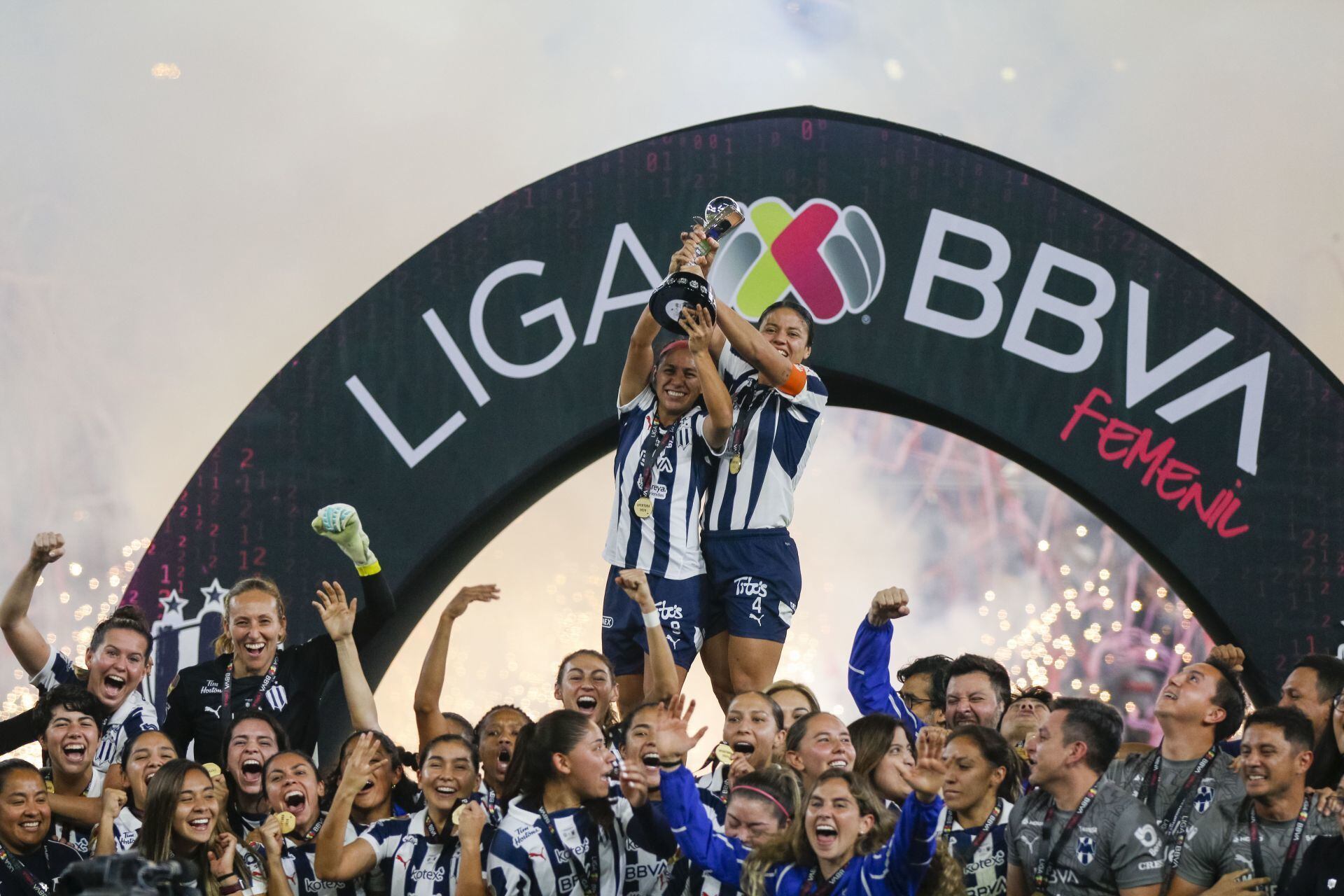 Las Rayadas del Monterrey se convieriteron en bicampeonas al vencer a Tigres Femenil en racha de penales, en el estadio BBVA, en la Apertura 2024 de la Liga Femenil.
FOTO: GABRIELA PÉREZ MONTIEL / CUARTOSCURO.COM