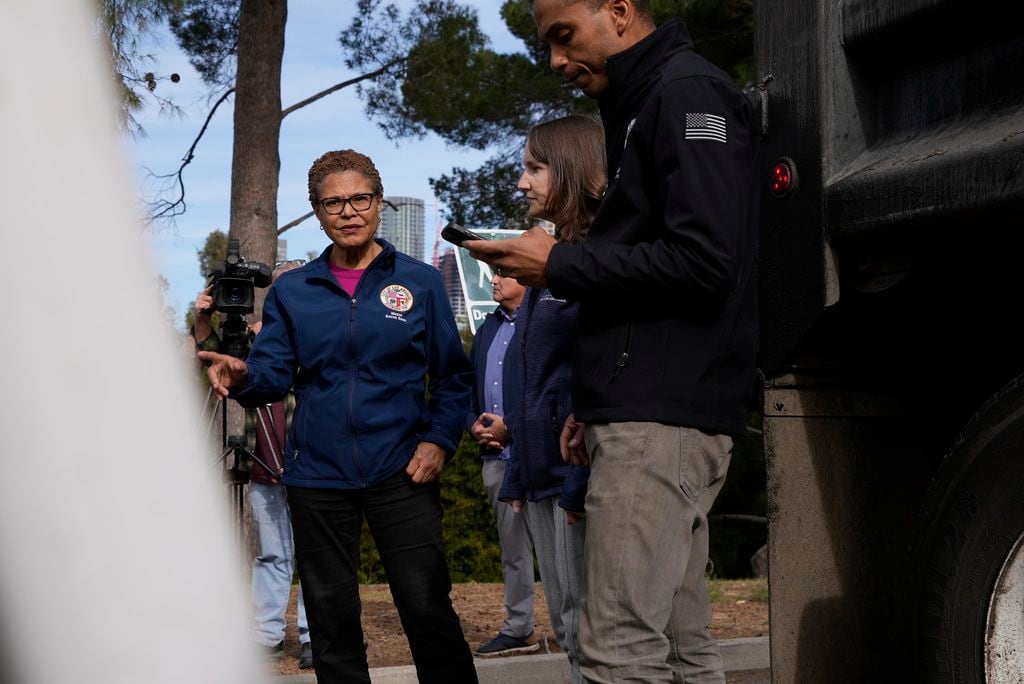 La alcaldesa de Los Ángeles, Karen Bass, visita una zona en Los Ángeles, donde los trabajadores de la ciudad se preparan para reforzar el terreno quemado previo a las lluvias pronosticadas para este fin de semana. (AP Foto/Brittany Peterson)