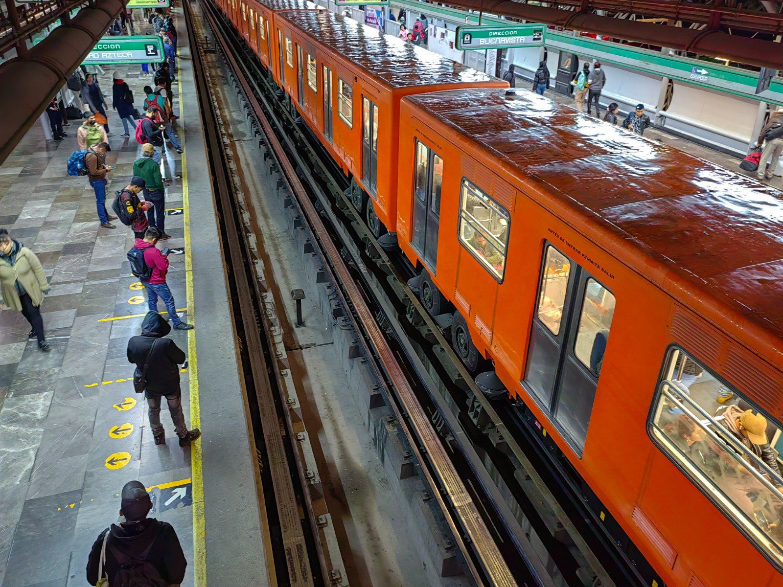 Una de las líneas que presenta mayores afectaciones la mañana de este jueves es la línea B en donde pasajeros señalaron que lleva un ‘pésimo avance’.