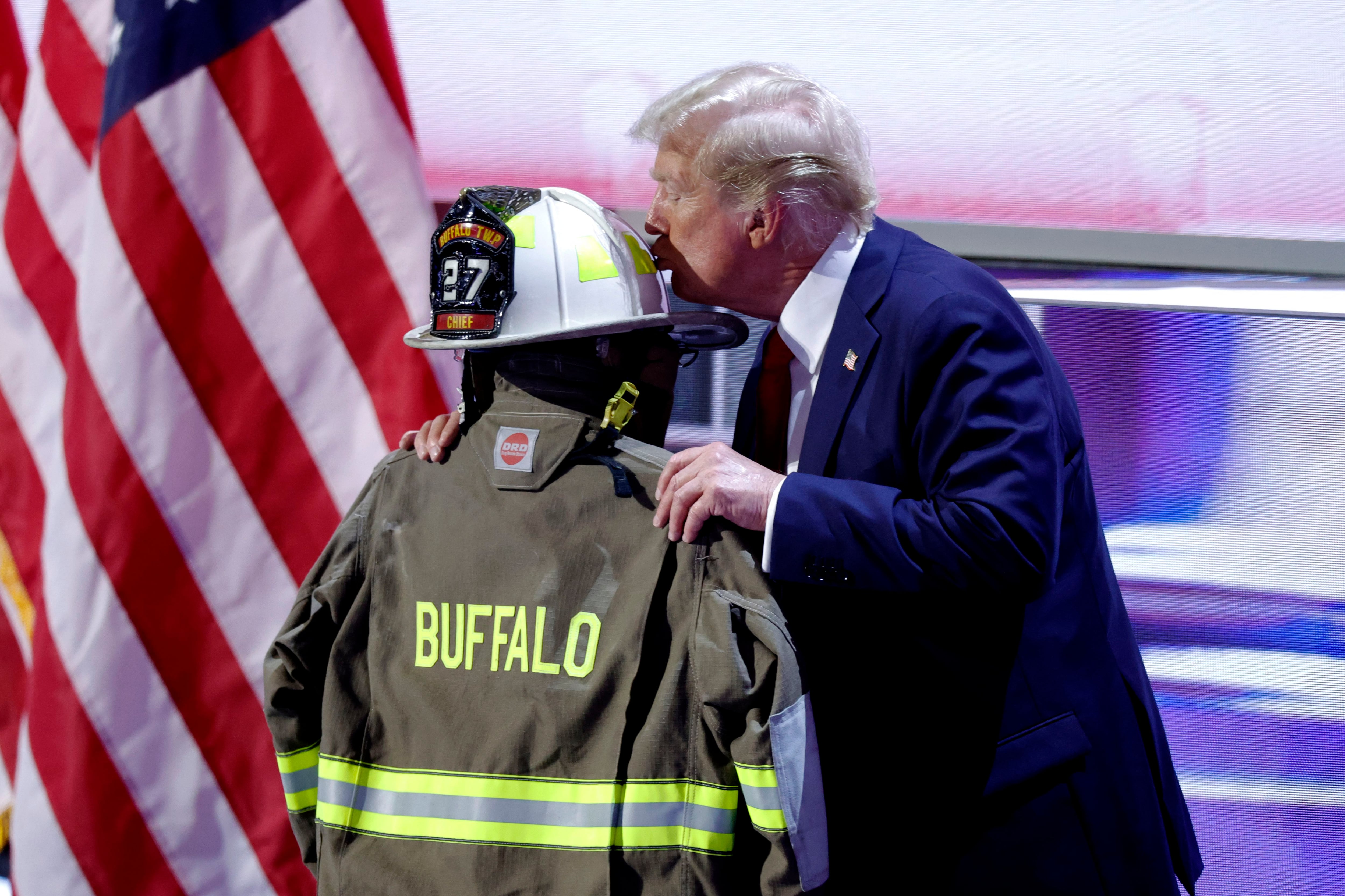 En medio de su discurso, Trump besó el casco del bombero Corey Comperatore, quien murió en el ataque. 