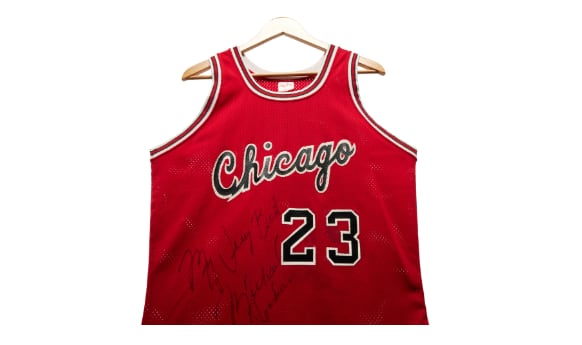 Camiseta de novato de pretemporada de Michael Jordan de los Chicago Bulls usada y firmada. Foto: Sotheby's