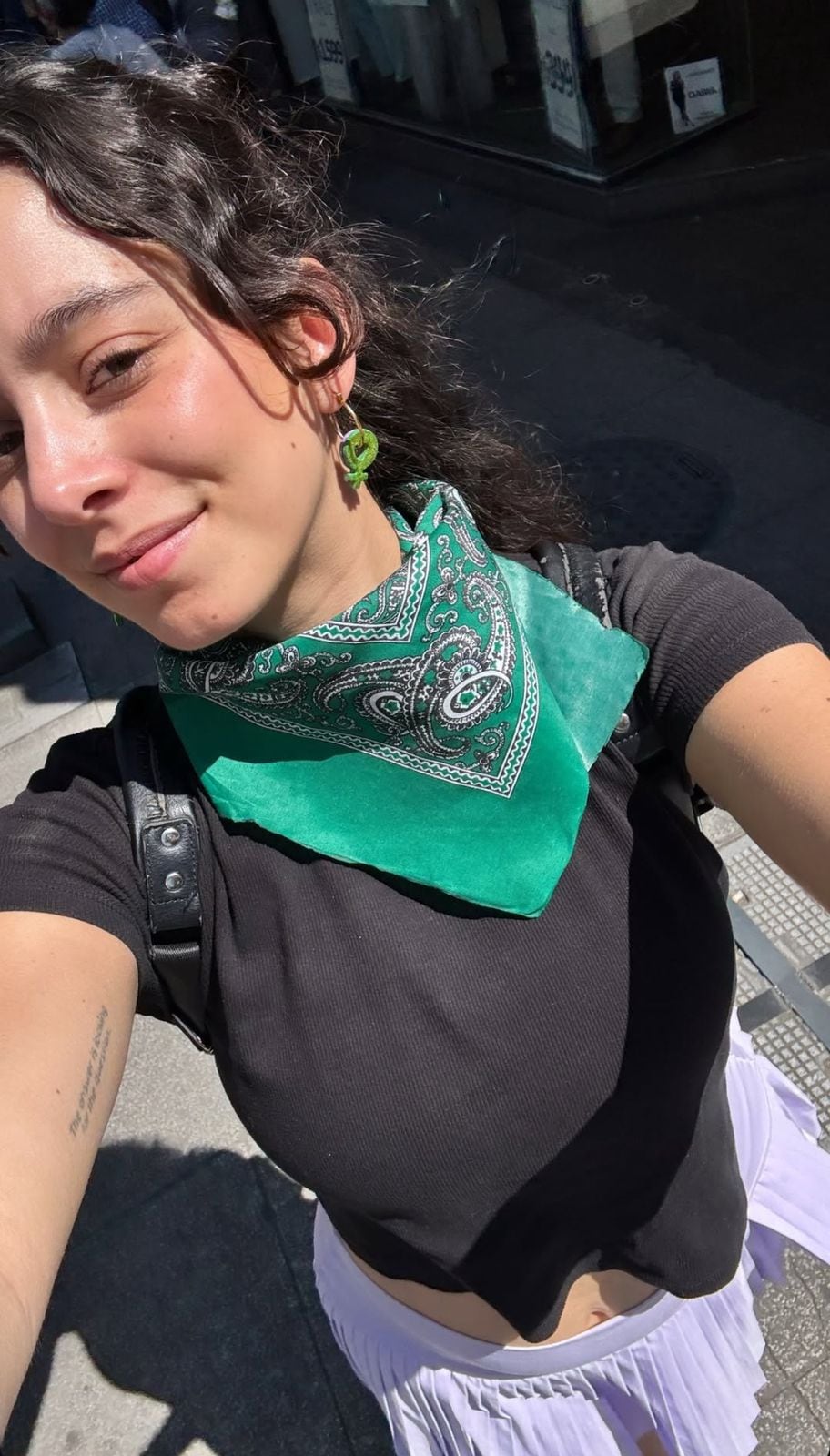 La influencer Rebeca Schürenkämper en la marcha del 8M. (Foto: Captura de pantalla)