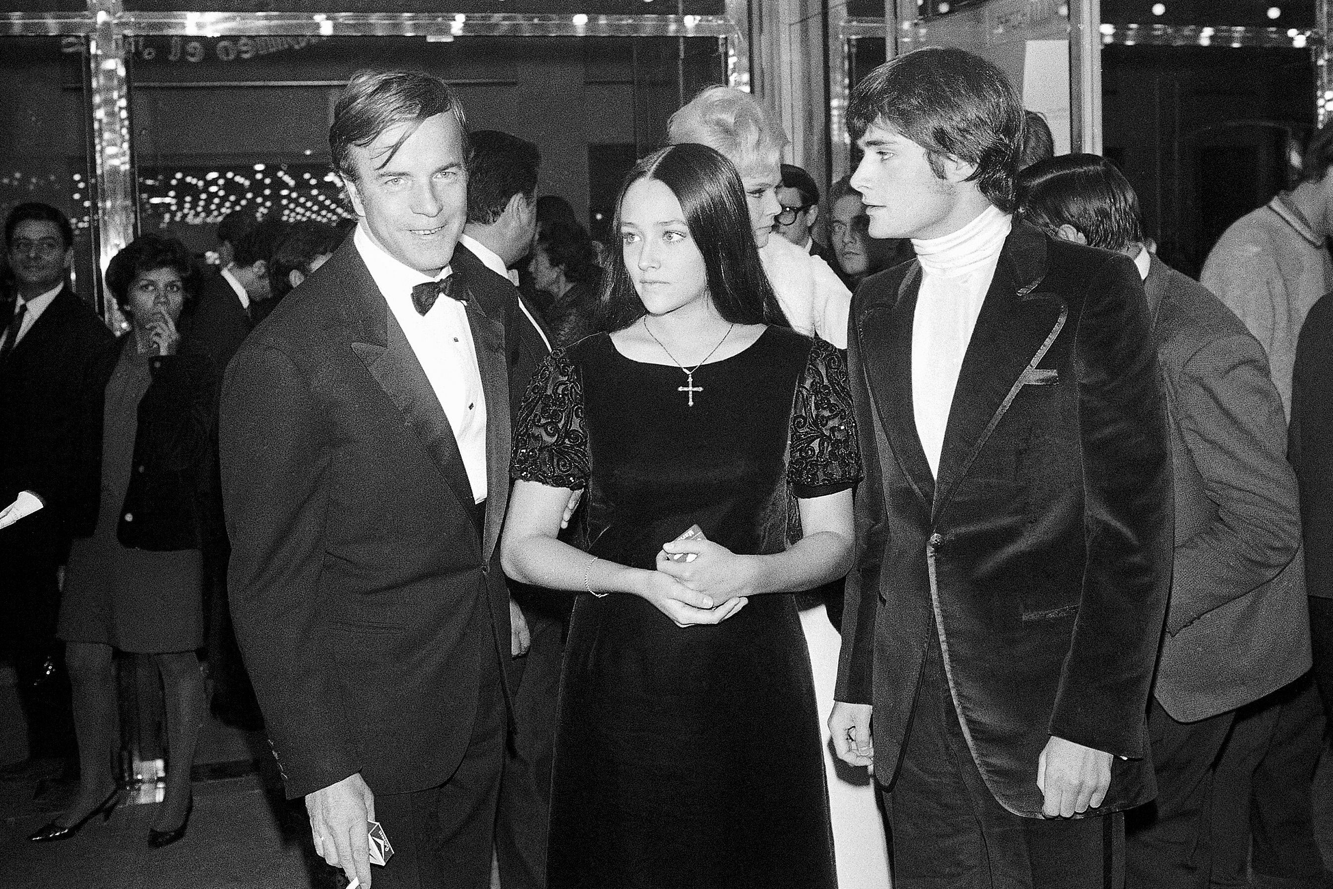 El director de la película 'Romeo y Julieta', Franco Zeffirelli, izquierda, los actores Olivia Hussey, centro, y Leonard Whiting, en la premier del filme en París, el 25 de septiembre de 1968. (AP Foto/Eustache Cardenas, Archivo)