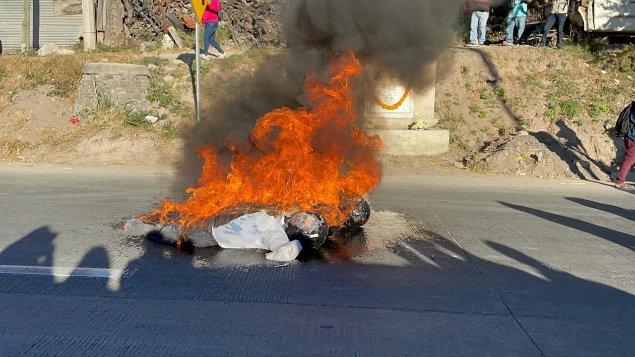 En los monigotes se pueden observar la fotografía del expresidente Enrique Peña Nieto.  [Fotografía. Rosario García]