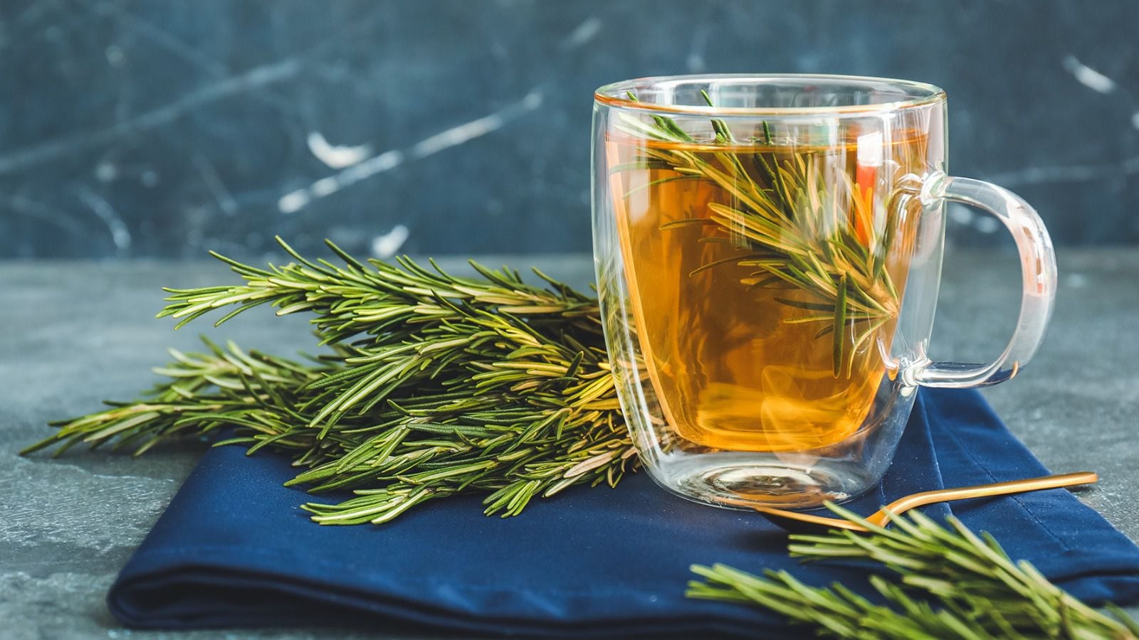 El té de romero es fácil de preparar y ofrece algunos beneficios para tu salud. (Foto: Shutterstock)