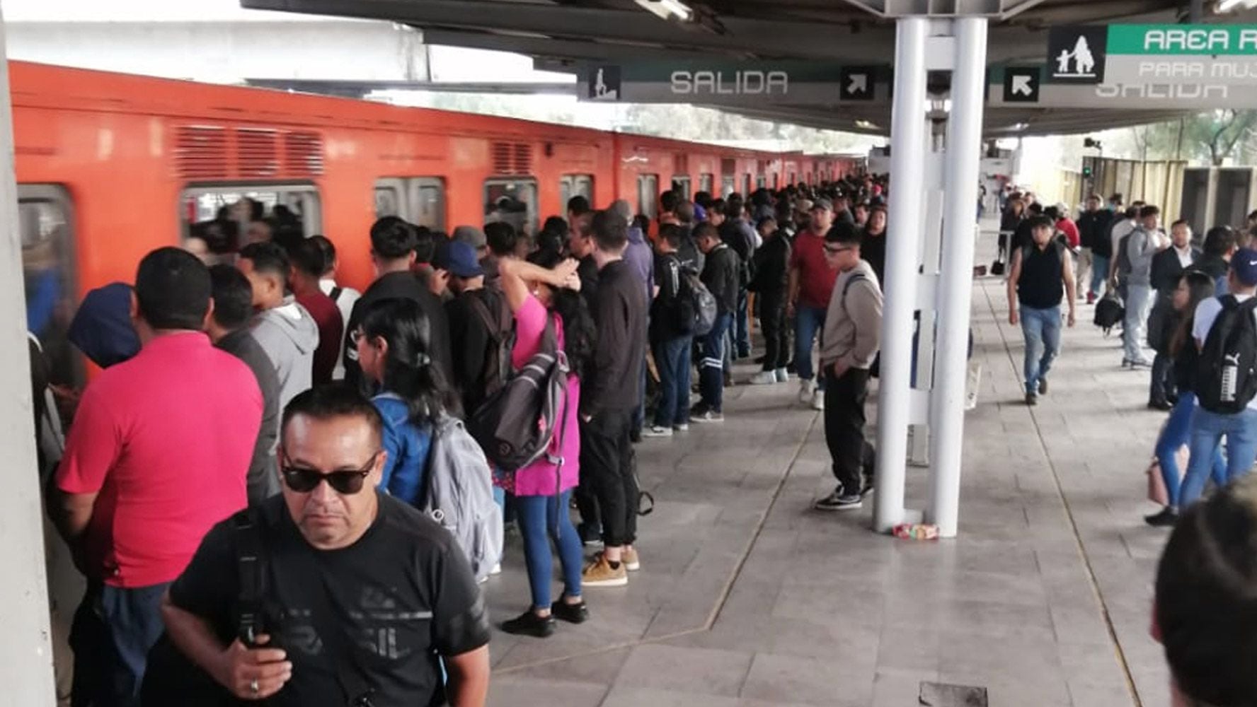 Usuarios denunciaron la alta afluencia en la Línea B del Metro CDMX. Foto: Redes sociales