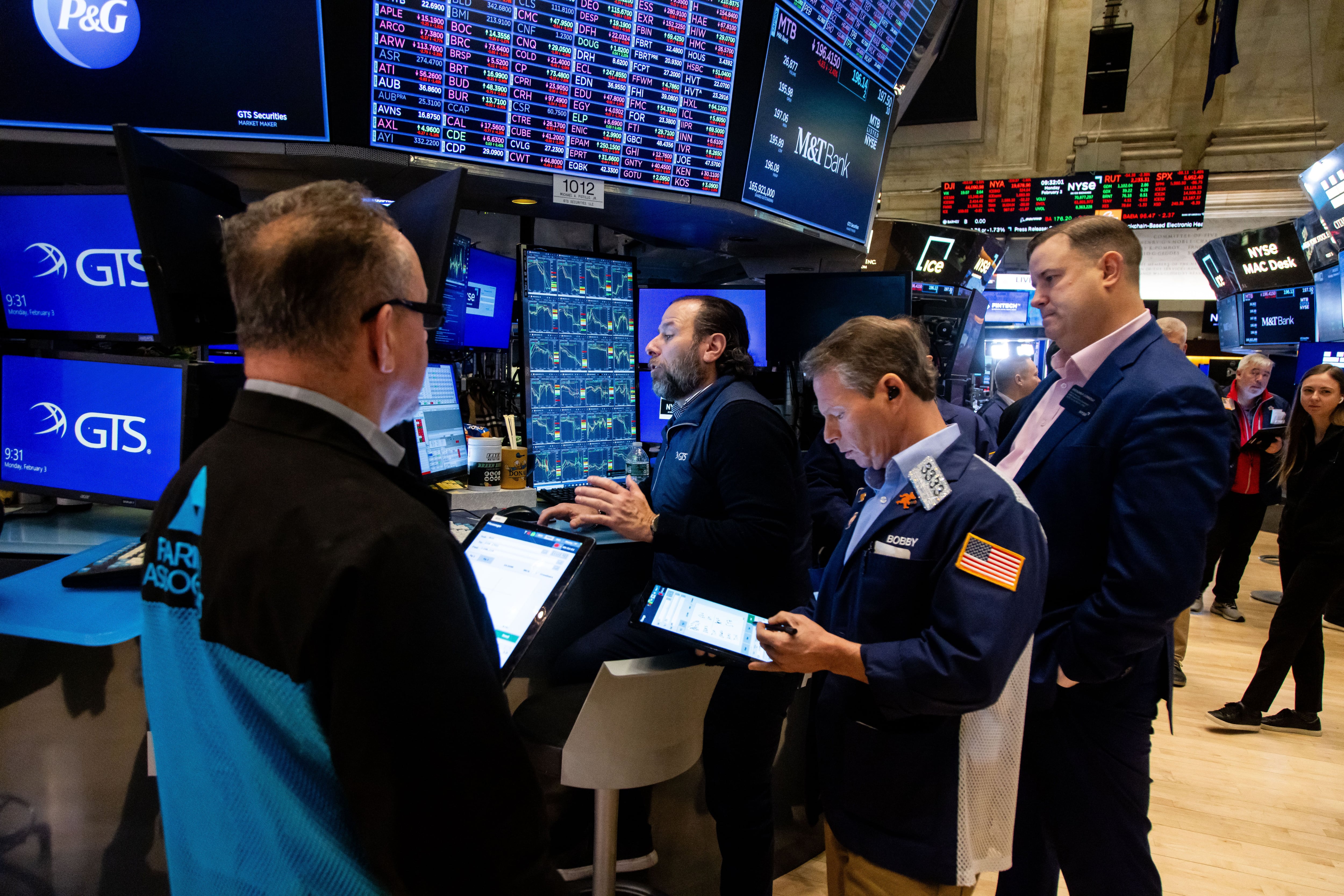 Wall Street y BMV cierran ‘animados’ previo a reporte de empleo de EU