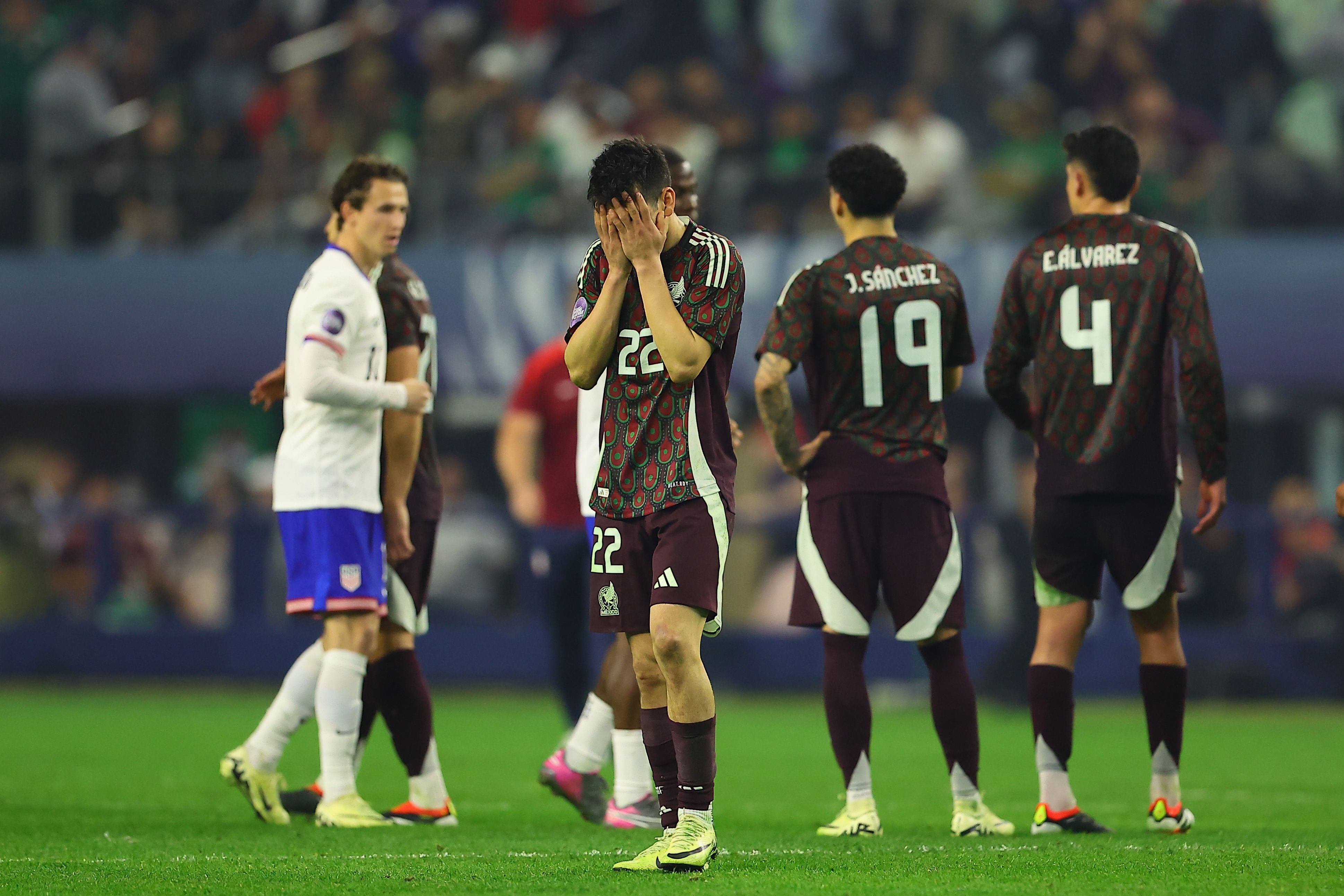 - Jugadores de México se lamentan al perder ante Estados Unidos la final de La Liga de Naciones de la Concacaf. (Foto: EFE)