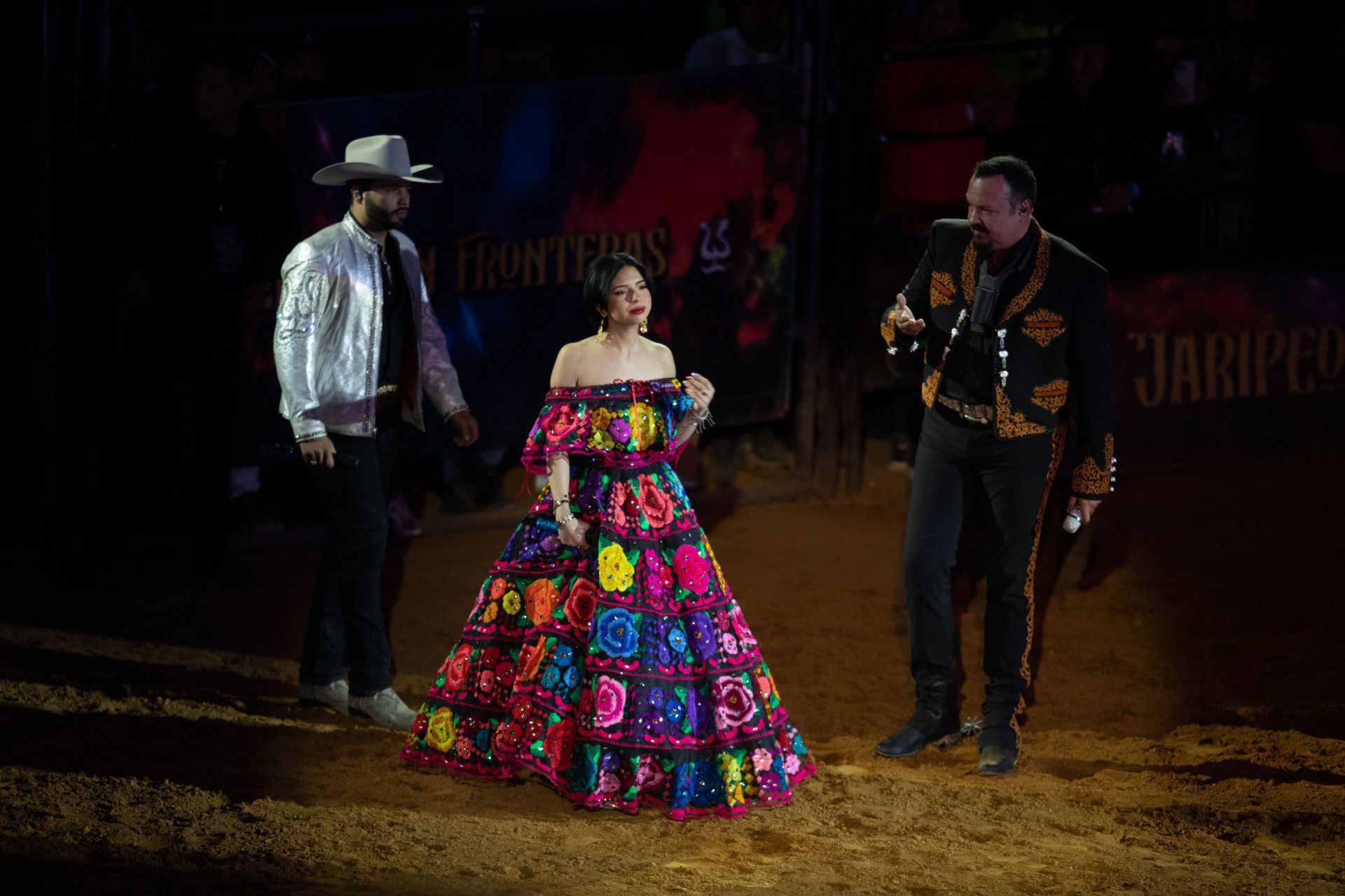 Leonardo Aguilar, Ángela Aguilar y Pepe Aguilar tienen una serie de shows juntos, llamada 'Jaripeo hasta los huesos'.