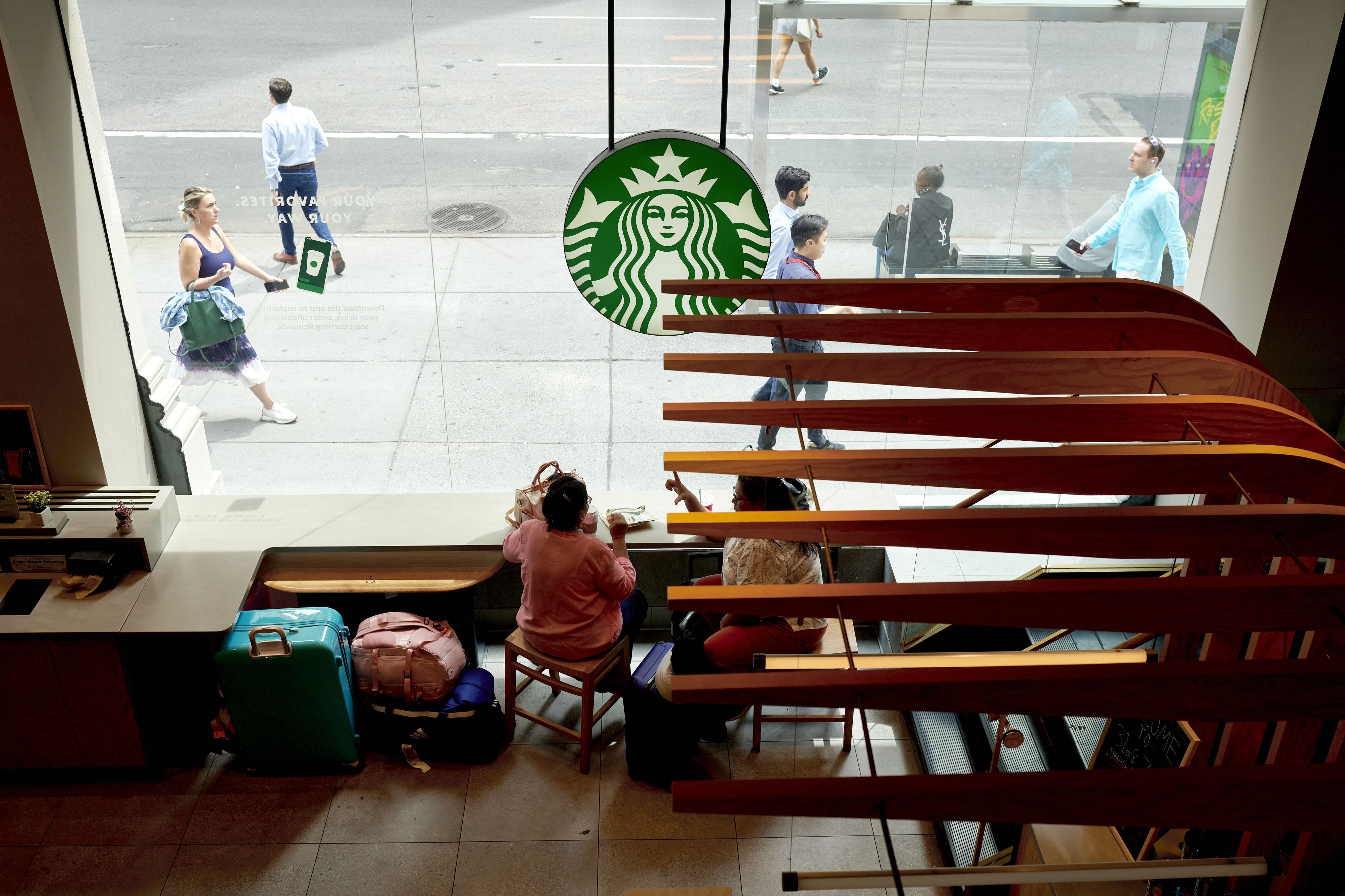 Starbucks no dejará que se ‘cuelguen’ del internet: Anuncia nuevas reglas para sus tiendas