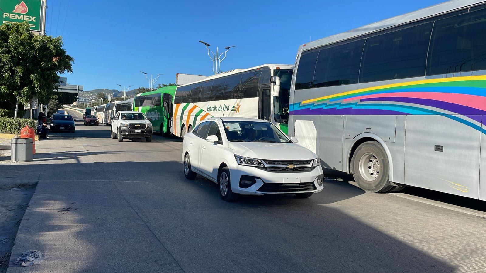 Los estudiantes de Ayotzinapa se trasladaron a la Autopista del Sol por medio de autobuses [Fotografía. Rosario García.]