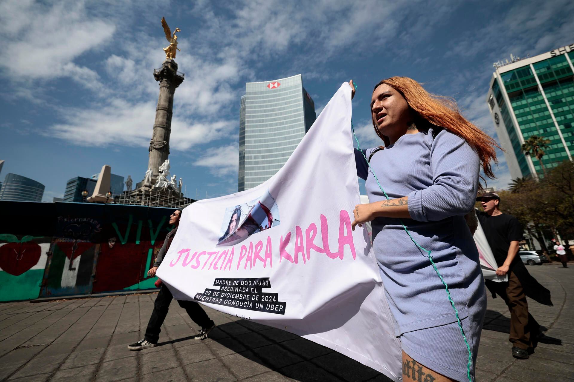 MEX9546. CIUDAD DE MÉXICO (MÉXICO), 13/01/2025.- Varias personas protestan para exigir justicia por Karla Patricia Cortés, una conductora de taxi de aplicación Uber asesinada en diciembre de un disparo en la cabeza mientras trabaja, este lunes en Ciudad de México (México). Los manifestantes cerraron por un momento el Paseo de la Reforma, la principal avenida de la capital, para pedir que la plataforma proporcione toda la información que posea para encontrar al responsable del asesinato y conseguir una reparación del daño. EFE/ José Méndez
