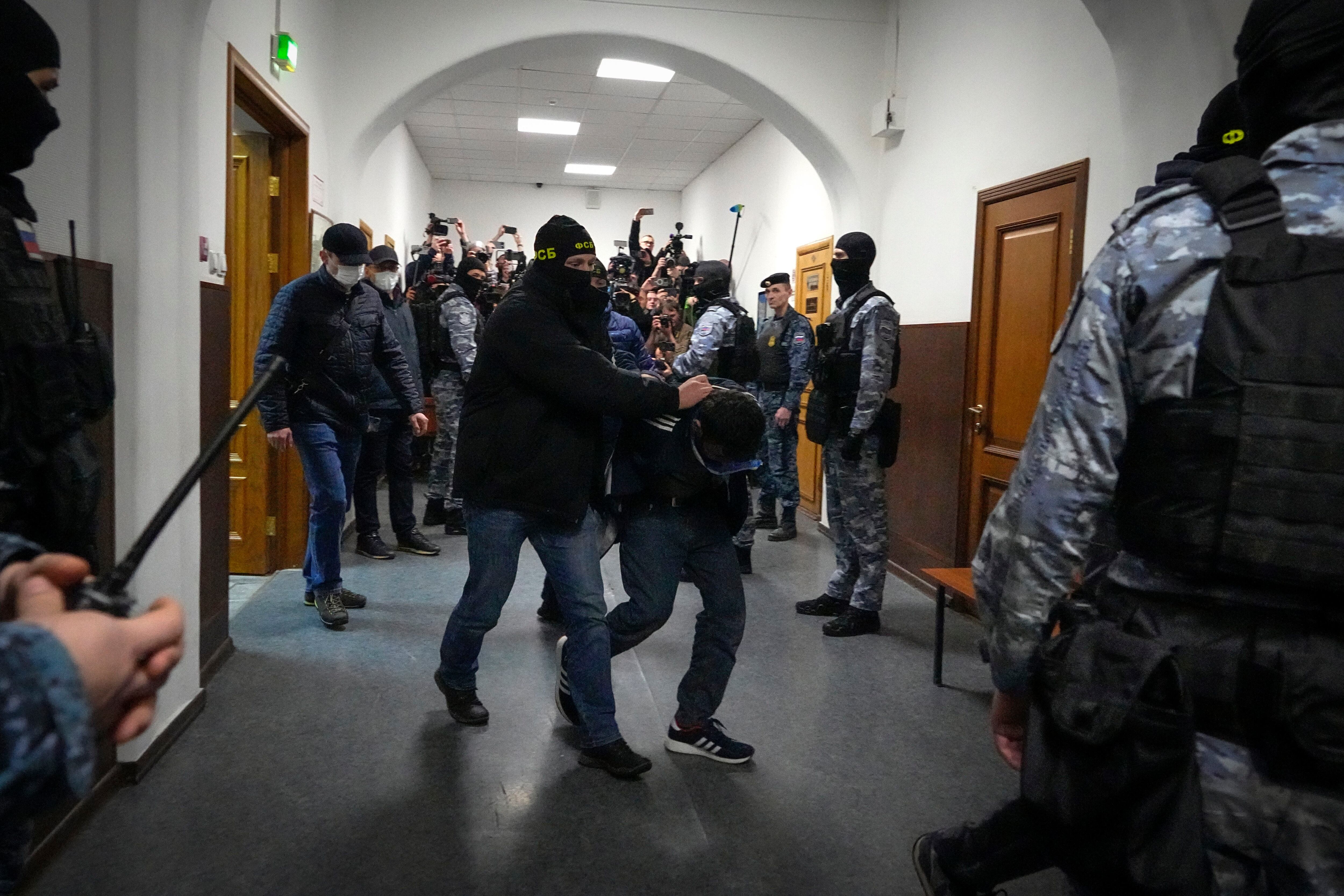 Masacre en Moscú: 3 sospechosos se declaran culpables; aparecen golpeados y con las caras hinchadas 