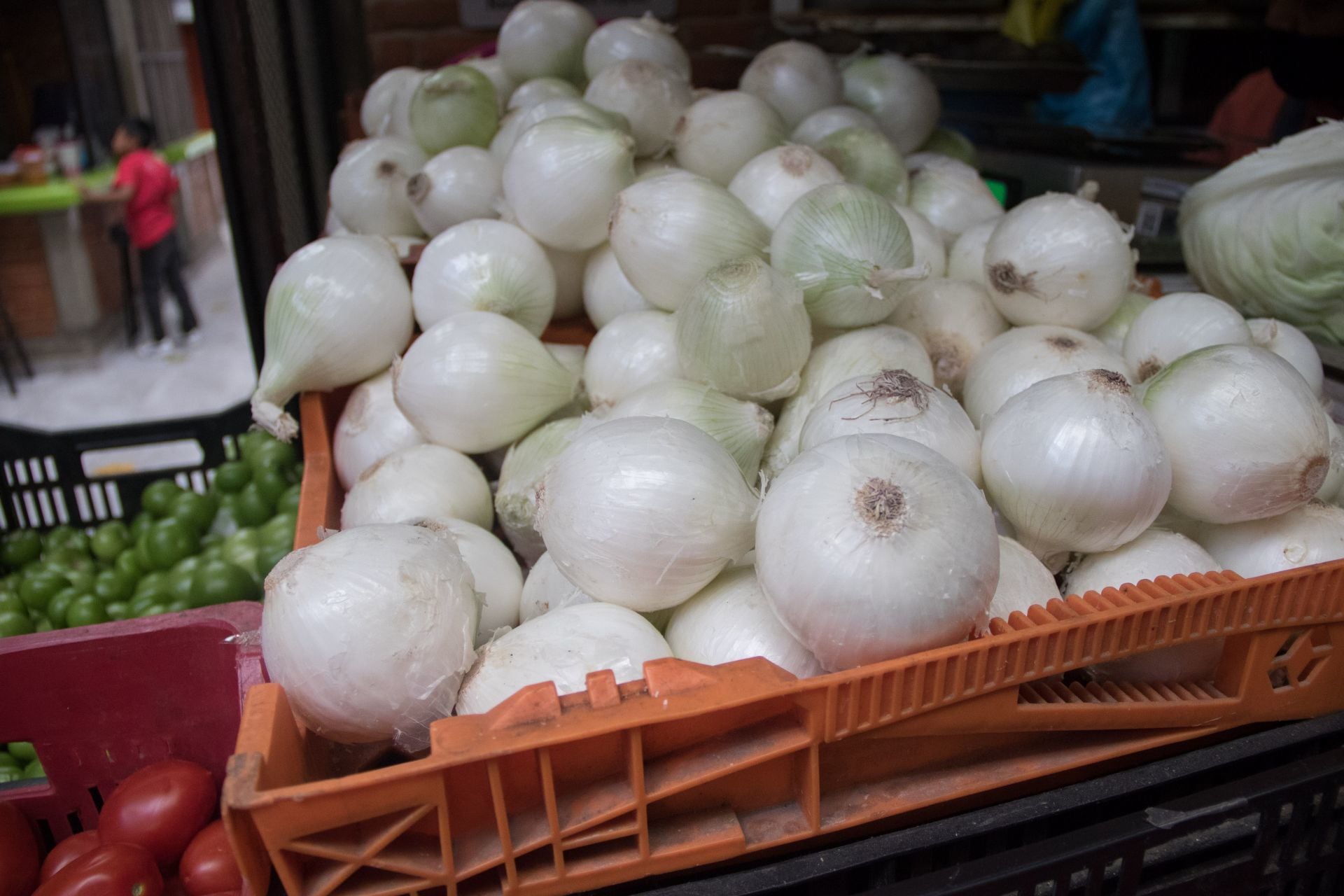 La cebolla incrementa el valor nutricional del caldo de pollo (Foto: Cuartoscuro)