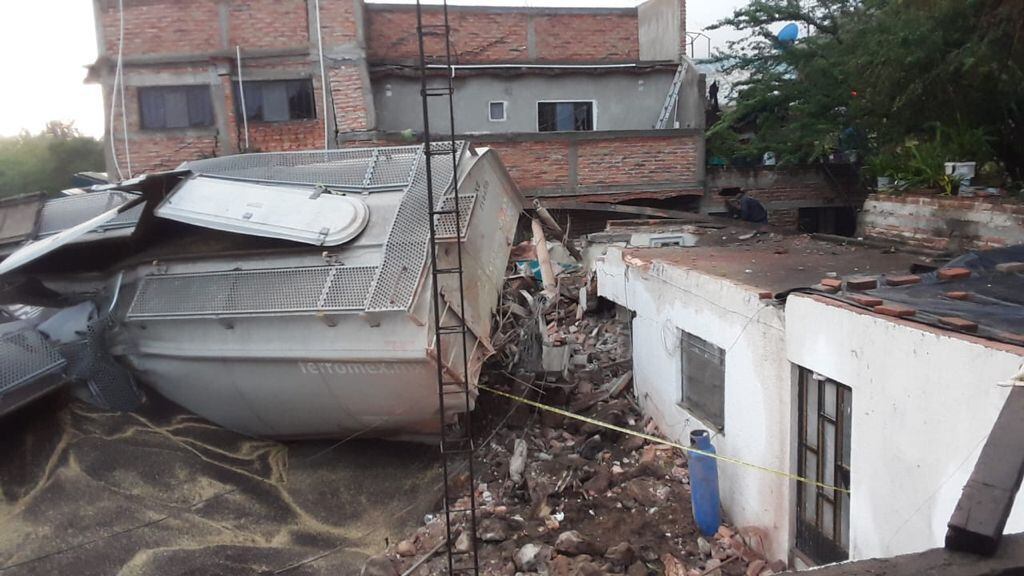 Se descarrilan locomotoras en Jalisco; hay un muerto y viviendas afectadas