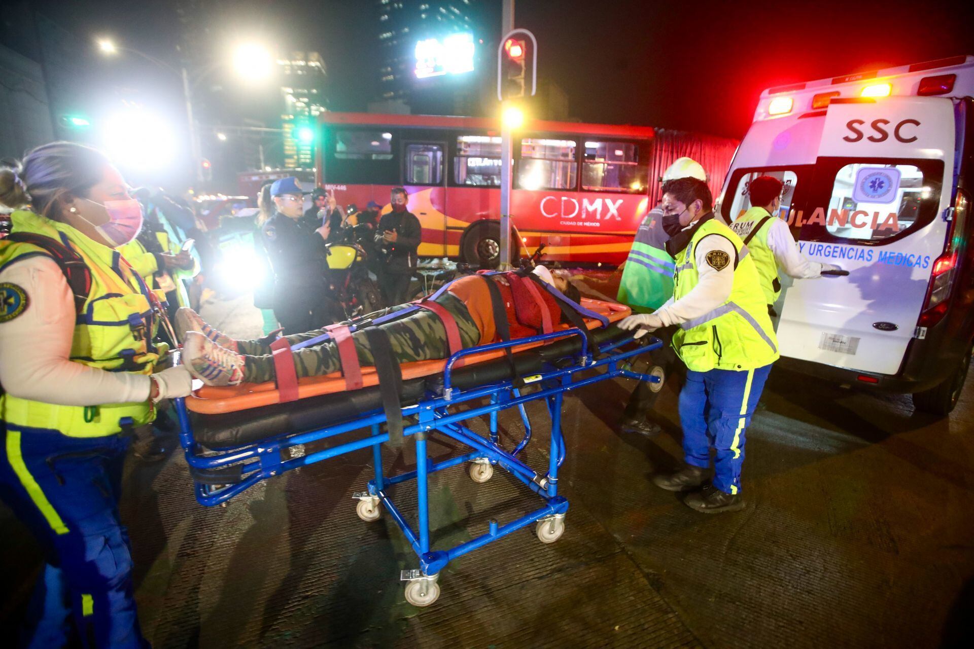 El choque del Metrobús dejó como saldo a dos personas hospitalizadas, aunque sin heridas de gravedad.