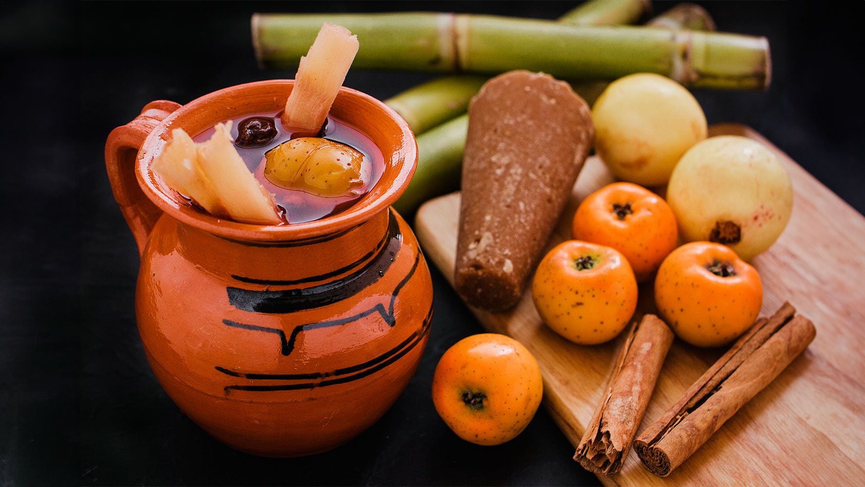 La manzana, el tejocote y el piloncillo están entre los ingredientes del ponche. (Foto: Shutterstock)