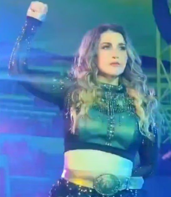 Alicia Villarreal hizo la señal de auxilio en uno de sus conciertos. (Foto: Captura X)