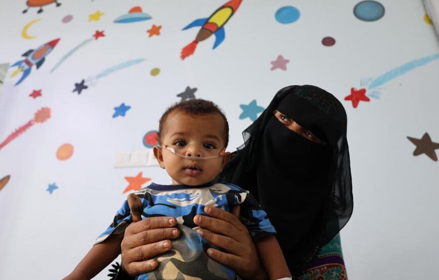 Ahmed, de 6 meses, con su madre en el hospital materno-infantil de MSF en Al-Qanauis.