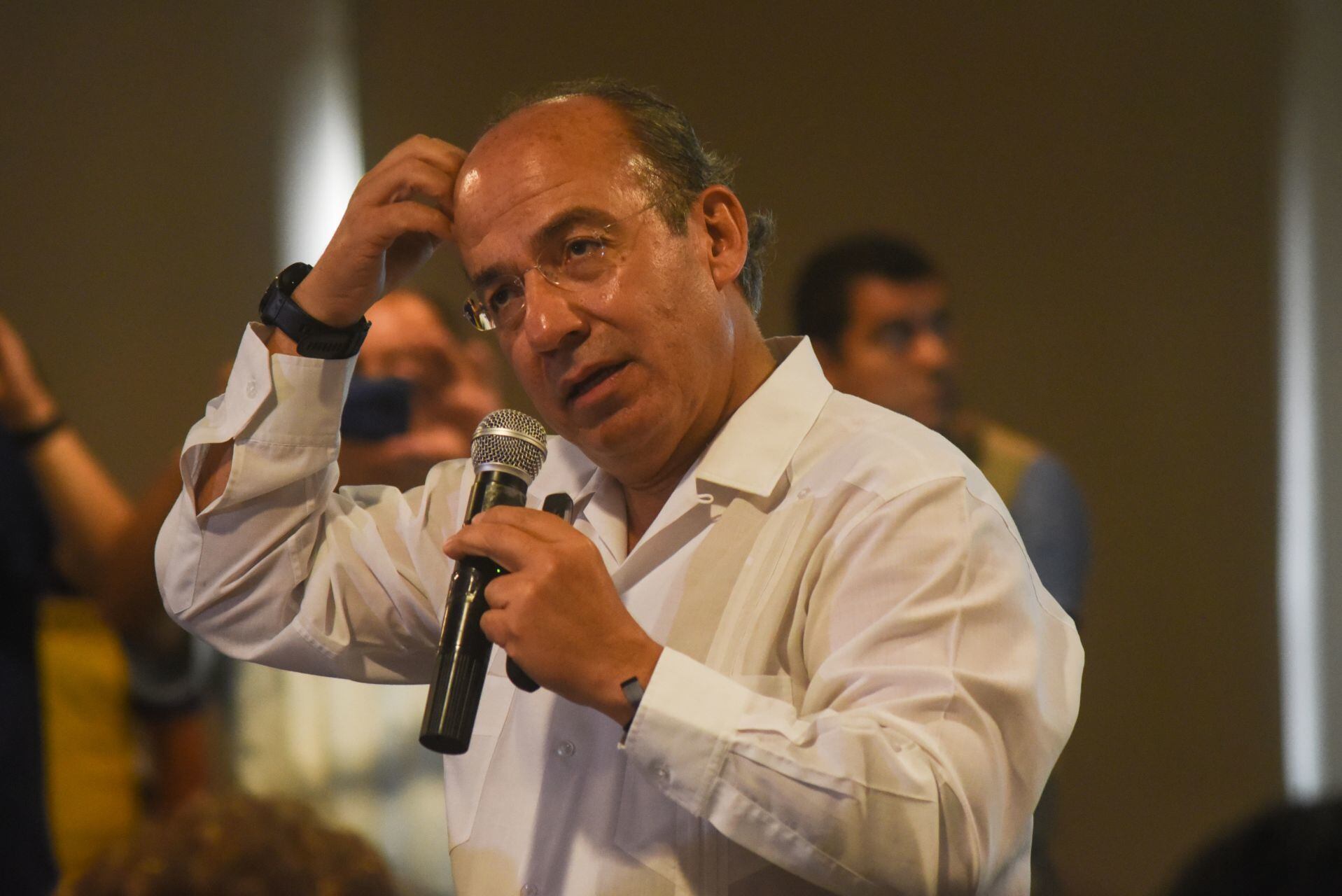 ‘El martes me fusilan’: Felipe Calderón canta corrido de Vicente Fernández desde España