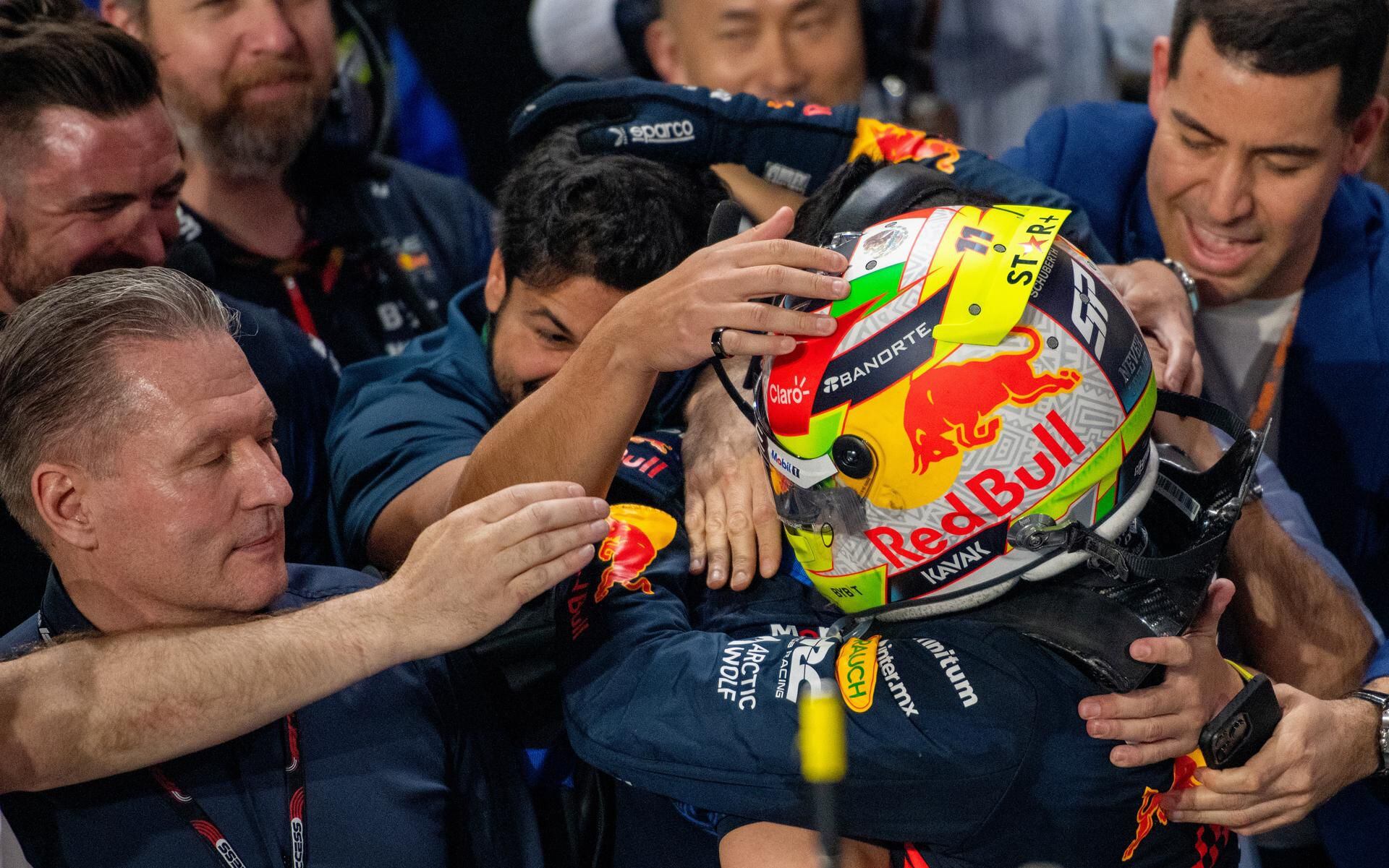 Jos Verstappen durante los festejos de Red Bull Racing por el 1-2 conseguido por Sergio Pérez y Max Verstappen en Arabia Saudita en 2023. 
