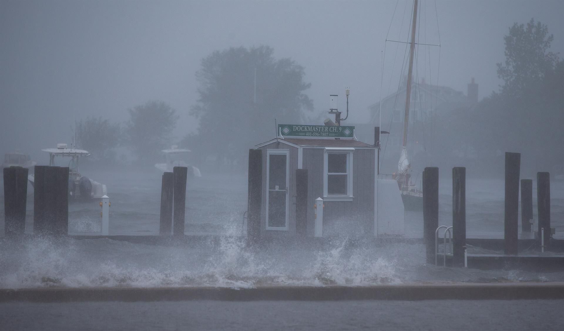 ‘Henri’ azota la costa de Rhode Island y deja sin luz a miles de hogares