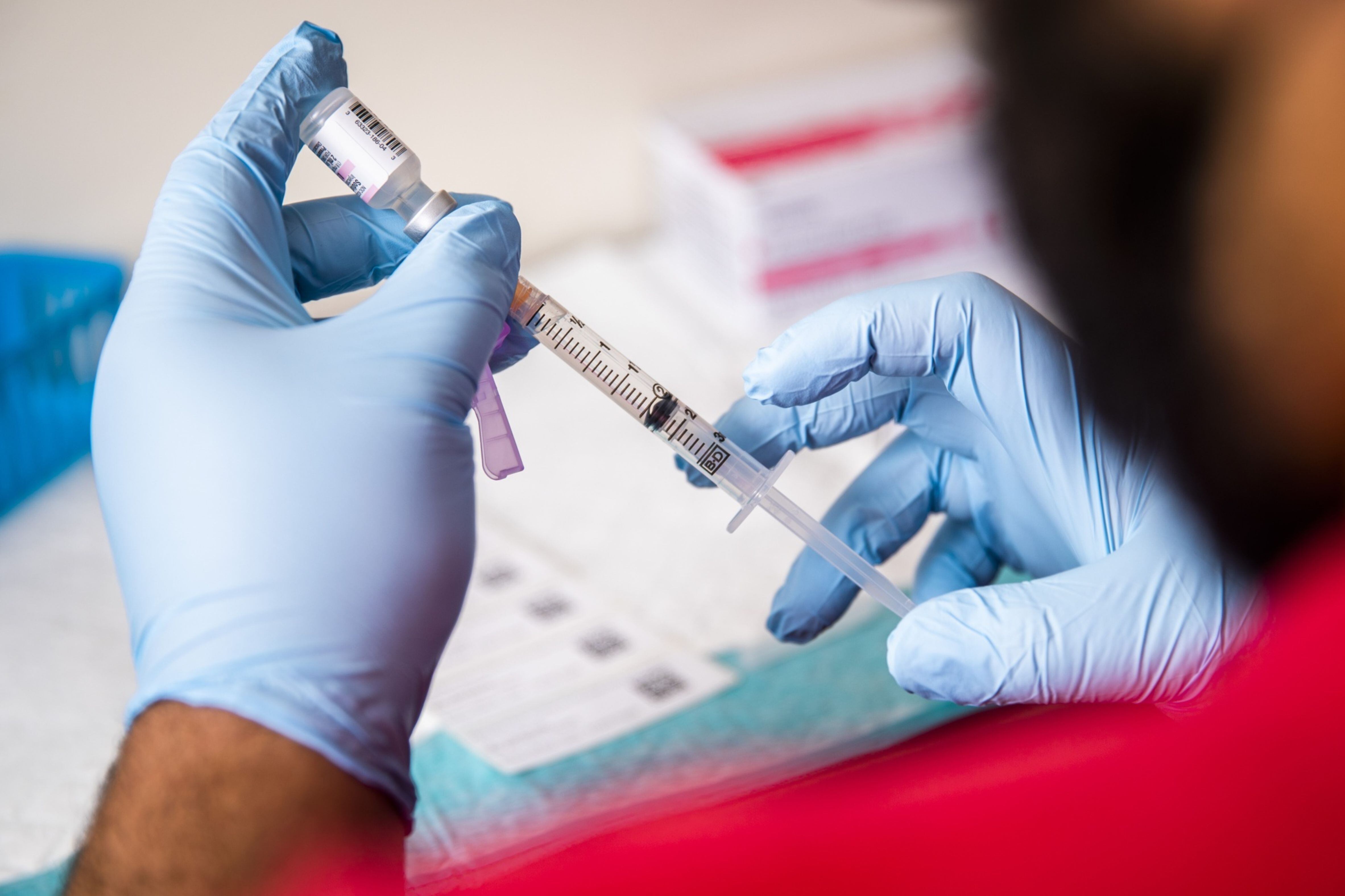 Vacunas Pfizer y Moderna protegen contra COVID grave hasta por 3 años: Estudio