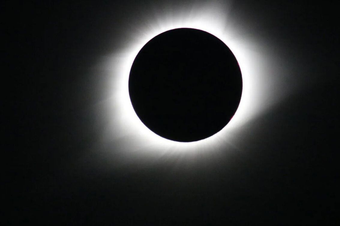 El eclipse total ocurre cuando la Luna se coloca entre la Tierra y el Sol. (NASA)