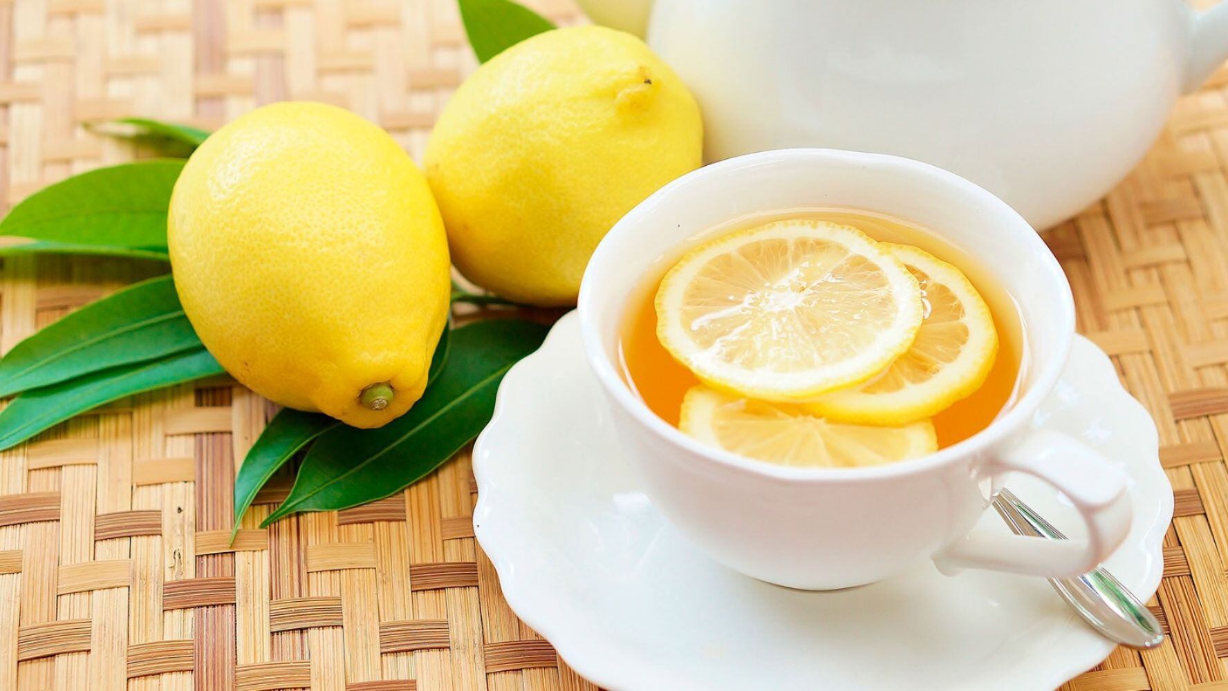 En ciertas ocasiones, el limón acompaña algunas infusiones por sus posibles efectos en la salud. (Foto: Shuttertsock)