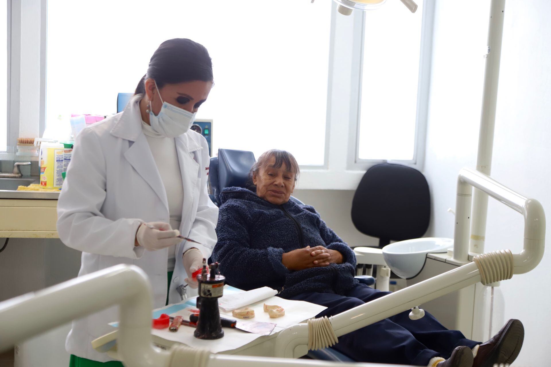 Los blanqueamientos dentales se hacen con odontólogos certificados. (Foto: Cuartoscuro)