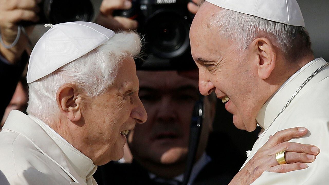 Benedicto XVI está lúcido, pero delicado de salud, informa el Vaticano