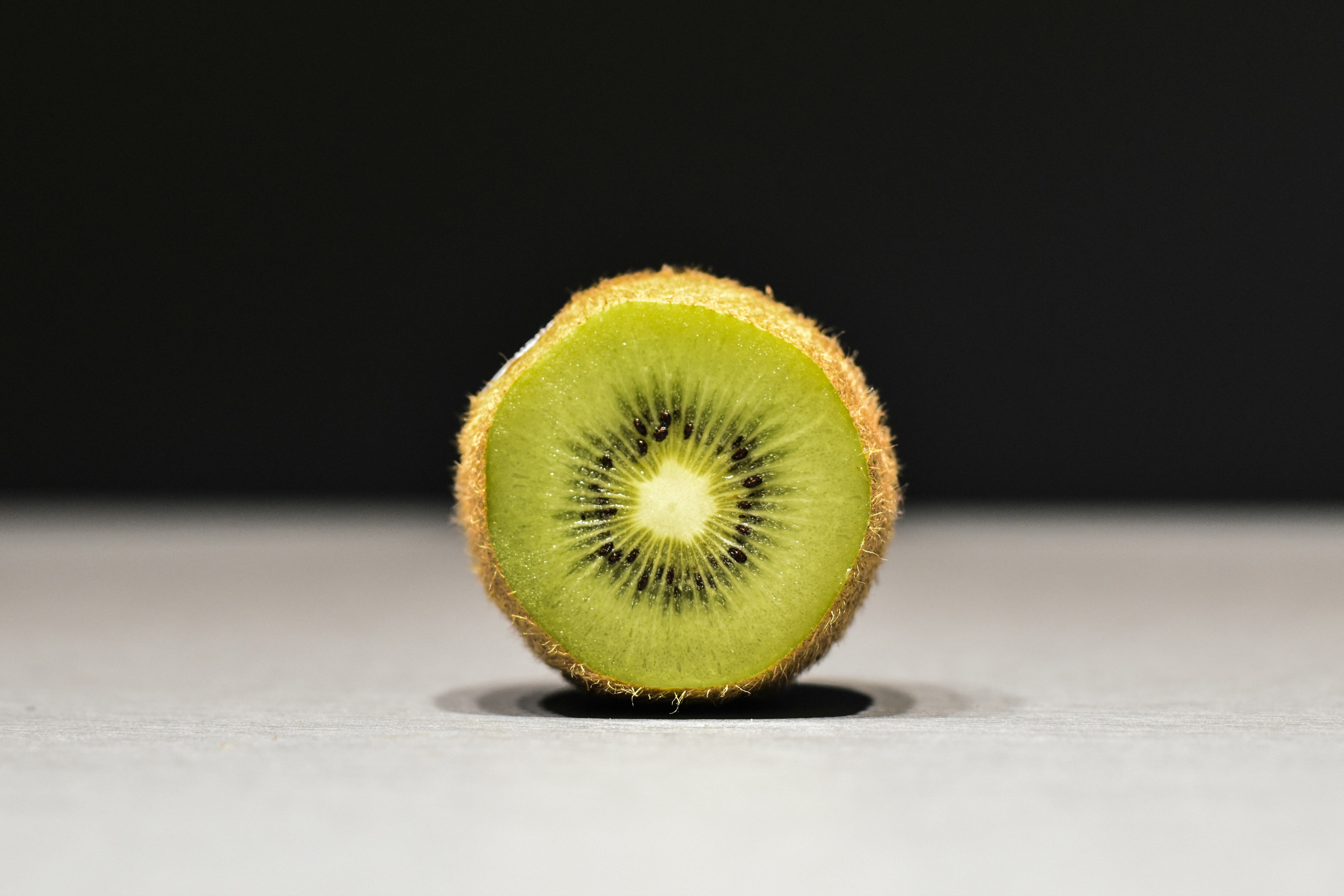 Hay algunas personas que deben evitar el consumo del kiwi, debido a que los componentes de esta fruta pueden causar efectos secundarios. (Foto: Unsplash)