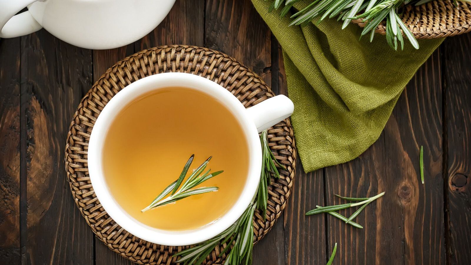 El té de romero es una infusión asociada con mejorías para la salud del organismo.