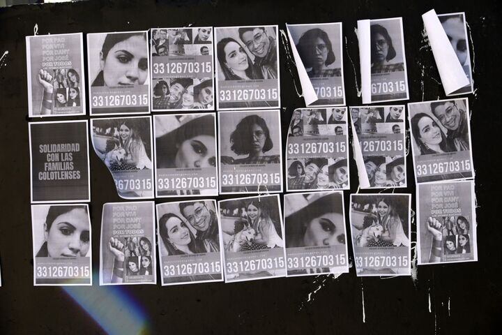 Manifestantes colgaron imágenes de personas desaparecidas desde el 25 de diciembre en Zacatecas.