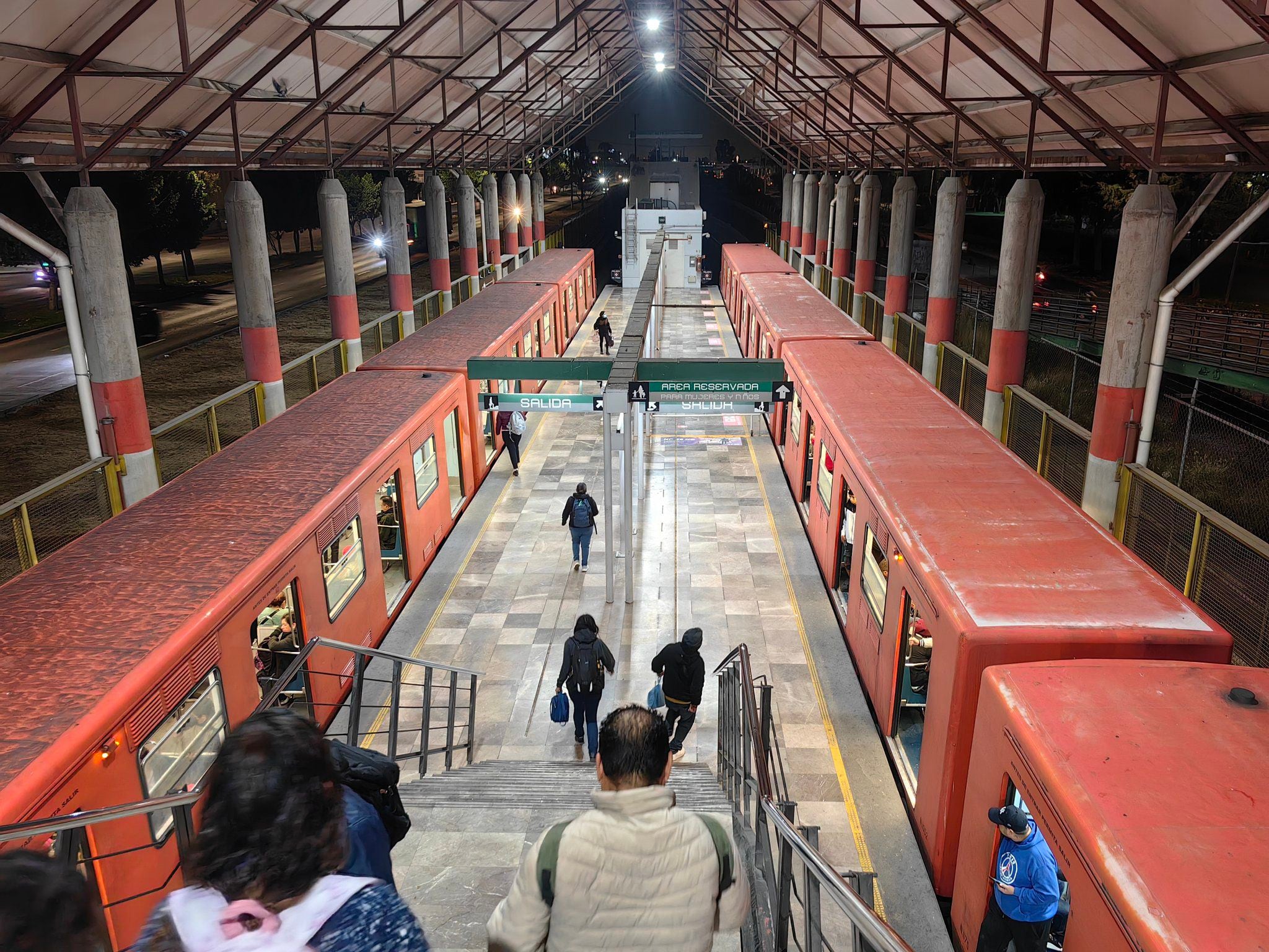 Hay retrasos en al menos 4 líneas del Metro CDMX este lunes 3 de marzo. (@Dannislas90)