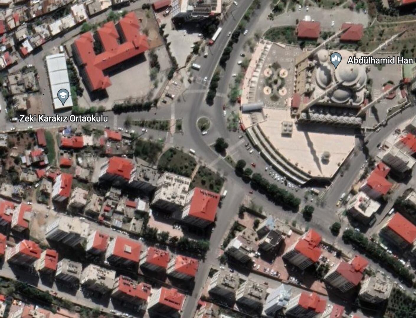 Edificios cercanos a la mezquita Abdülhamid Han en la ciudad de Kahramanmaras, Turquía. (Imagen tomada de Google Earth)