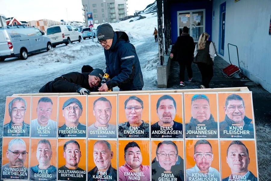 Los trabajadores preparan carteles electorales para el partido Naleraq durante las elecciones, en Nuuk. Foto: EFE